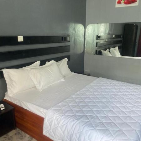 Hotel Sunrise Center Bonapriso 111 Douala Exterior foto