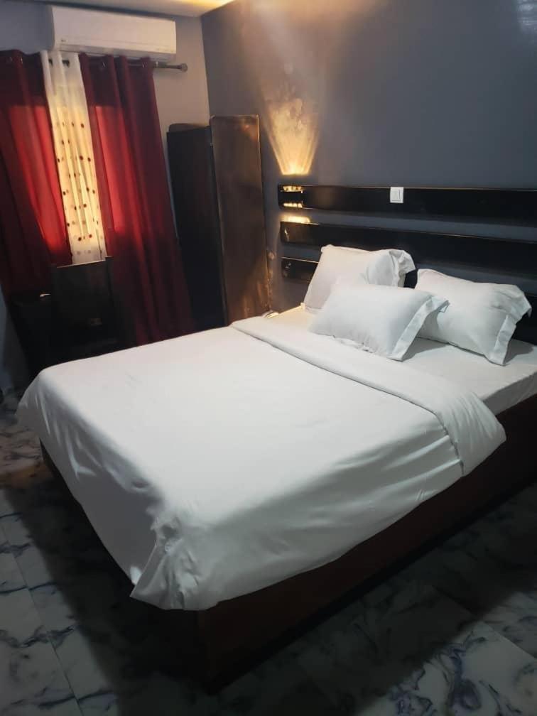 Hotel Sunrise Center Bonapriso 111 Douala Exterior foto