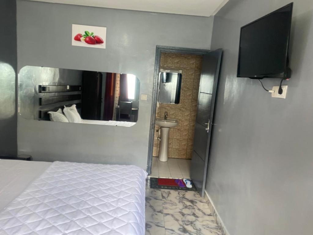 Hotel Sunrise Center Bonapriso 111 Douala Exterior foto
